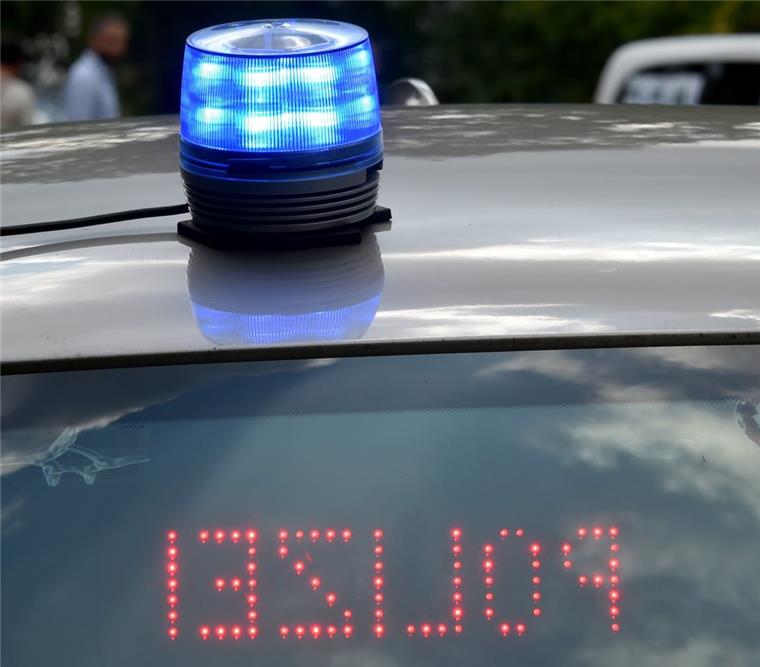 Eine Frau wurde in Bremerhaven zwischen zwei Autos eingeklemmt.