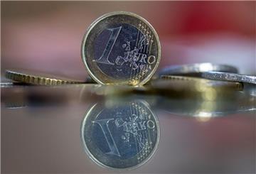 Euro-Münzen auf einem Tisch. Eine „Frühstart“-Rente soll im Jahr 2026 eingeführt werden.  