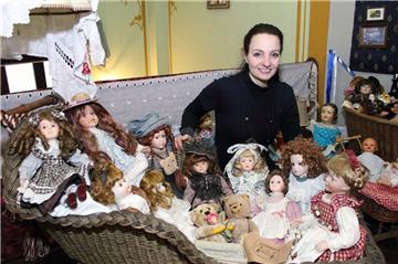 Eine ganze Etage in ihrer historischen Villa in Offenwarden hat Nancy Steklar mit alten Puppen und Teddybären aus über hundert Jahren gefüllt und liebevoll dekoriert. Den Gästen ihres Cafés zeigt die Sammlerin ihre Schätze gern. Foto: Baur