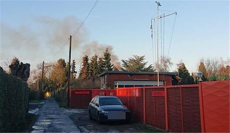 Eine Gartenlaube brennt in Bremerhaven-Lehe: Die Rauchentwicklung ist deutlich zu sehen.