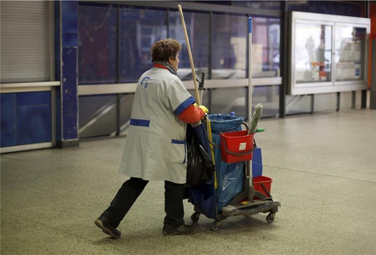 Eine Gebäudereinigerin bei der Arbeit. In der Branche wird seit 2007 ein Mindestlohn gezahlt, der deutlich über dem gesetzlichen Mindestlohn liegt.