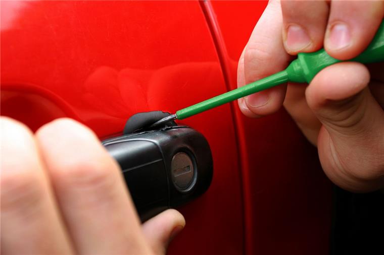 Kleber am Türgriff: Frau kann Autotür nicht mehr loslassen Eine geklebt: Eine Frau wollte in ihr Auto einsteigen, konnte den Türgriff aber nicht mehr loslassen.
