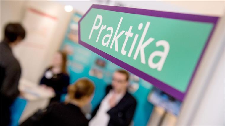 Eine Geldprämie für freiwillige Praktika soll Schülerinnen und Schüler motivieren, Ausbildungsberufe kennenzulernen. (Archivbild)