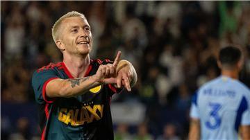 Eine Geste für die Fans: Marco Reus bejubelt sein erstes Tor im Trikot der Los Angeles Galaxy.