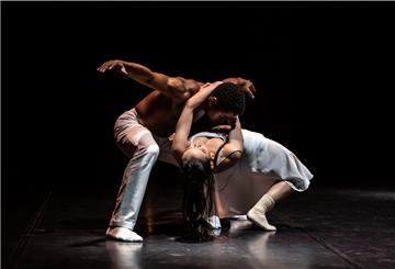 Eine große Liebe zerbricht an der Eifersucht: Othello (Tanaka Lionel Roki) wird Desdemona (Ting-Yu Tsai) ermorden – eine Probenszene aus Sergei Vanaevs neuem Ballett. Foto Melnikova