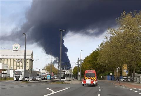 Eine große Rauchsäule ist über Bremen zu sehen, nachdem mehrere Lagerhallen in Brand geraten sind.