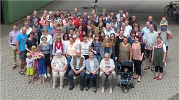 Eine Großfamilie, die den Namen verdient: 99 Omas und Opas, Eltern, Onkel, Tanten sowie Cousins und Cousinen des Holsten-Clans trafen sich in Tarmstedt. Einige fehlen auf dem Foto.