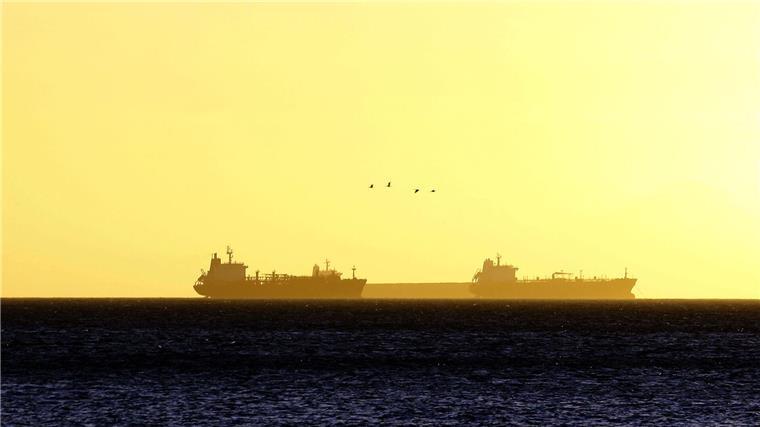 Eine Gruppe Öltanker liegt auf dem Meer. (Symbolbild)