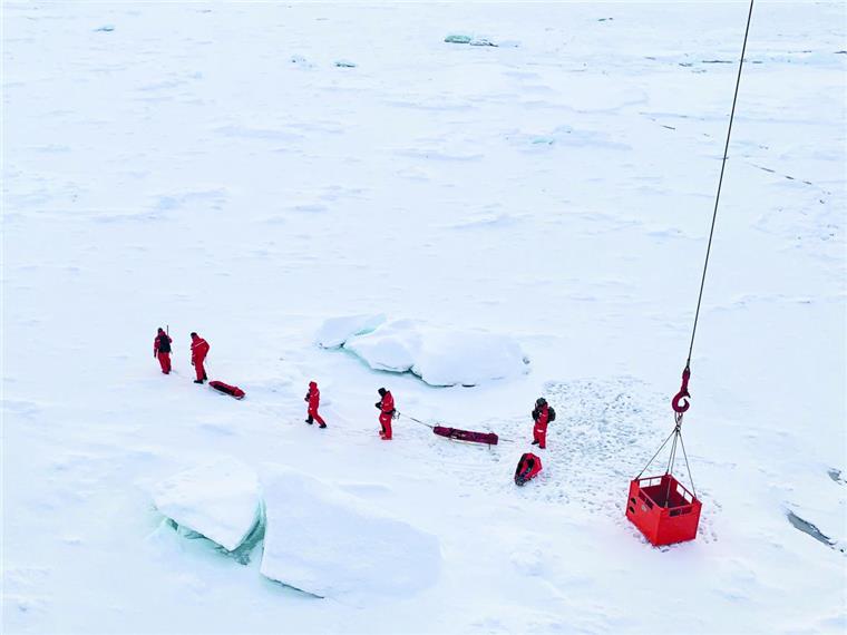 Eine Gruppe von Wissenschaftlern ist losmarschiert, um die Eisscholle näher zu untersuchen.