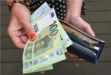 Eine Frau hält eine Geldbörse mit Geldscheinen in der Hand. Schon Ende April können sich rund 1,2 Millionen Haushalte auf einen Zuschuss freuen.