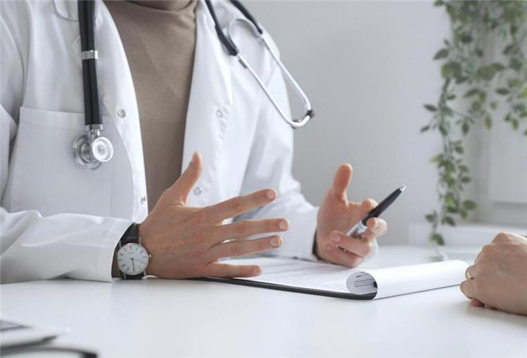 Arzt spricht während eines Beratungsgesprächs mit einem Patienten