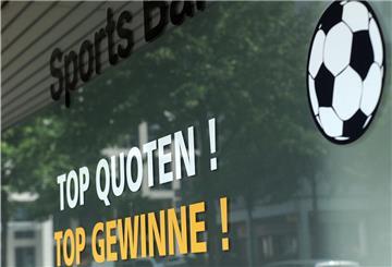 Eine halbe Millionen Menschen in Deutschland sind laut Schätzungen spielsüchtig oder haben Probleme mit Glücksspielen. Bremens Innensenator Ulrich Mäurer fordert daher ein Werbeverbot für Sportwetten.