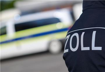 EIne Person mit der Rückenaufschrift Zoll ist von hinten zu sehen.