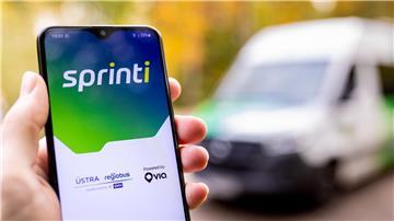 Eine Hand hält ein Smartphone, auf dessen Bildschirm die Startmaske der App „Sprinti“ zu sehen ist.