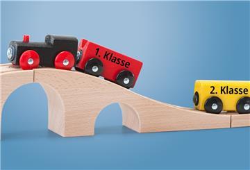 Bei einer Modelleisenbahn wird die zweite Klasse abgehängt.