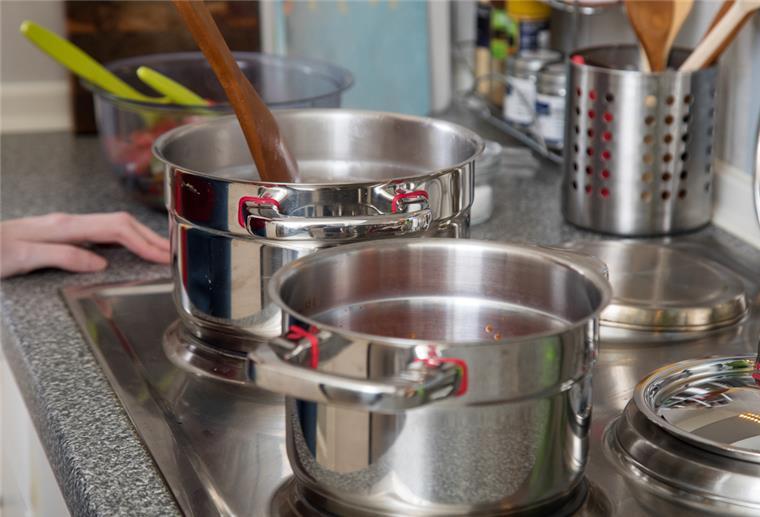 Verbraucherschützen raten: So geht energiesparendes Kochen Töpfe auf dem Herd