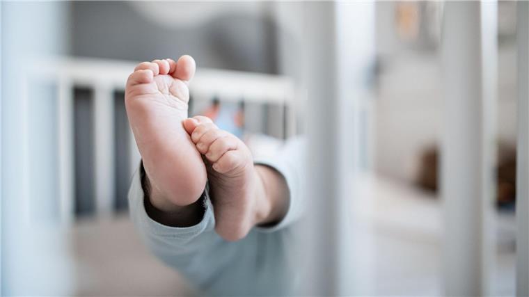Baby erblickt auf der Autobahn das Licht der Welt Eine hochschwangere Frau schaffte nicht mehr den Weg in den Kreißsaal, ihr Baby kam daher auf der Autobahn zur Welt. (Symbolbild)
