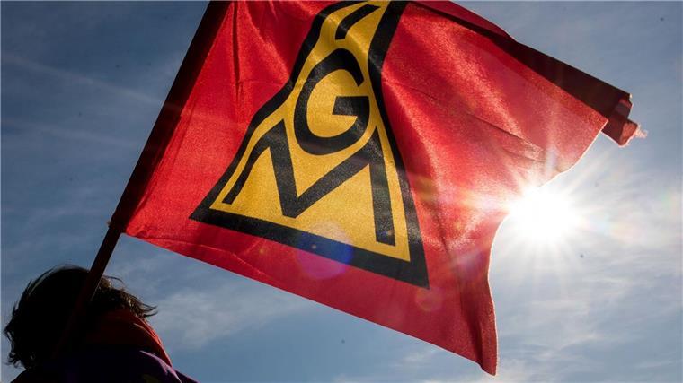 Tarifkonflikt Stahlindustrie: IG Metall ruft zu Streiks auf Eine IG-Metall-Fahne weht im Wind.