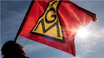Eine IG-Metall-Fahne weht im Wind.