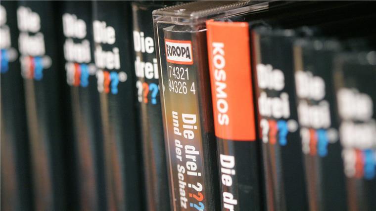 Eine im Hörspiel-Label Europa erschienene Hörspielkassette der Jugend-Krimi-Reihe „Die drei ???“ steht in einer Buchhandlung zwischen Büchern der Reihe aus dem Stuttgarter Jugendbuchverlag Franckh-Kosmos.