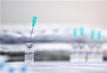 Eine Impfampulle mit Biontech Impfstoff steht für die Vorbereitung zum Impfen bereit.