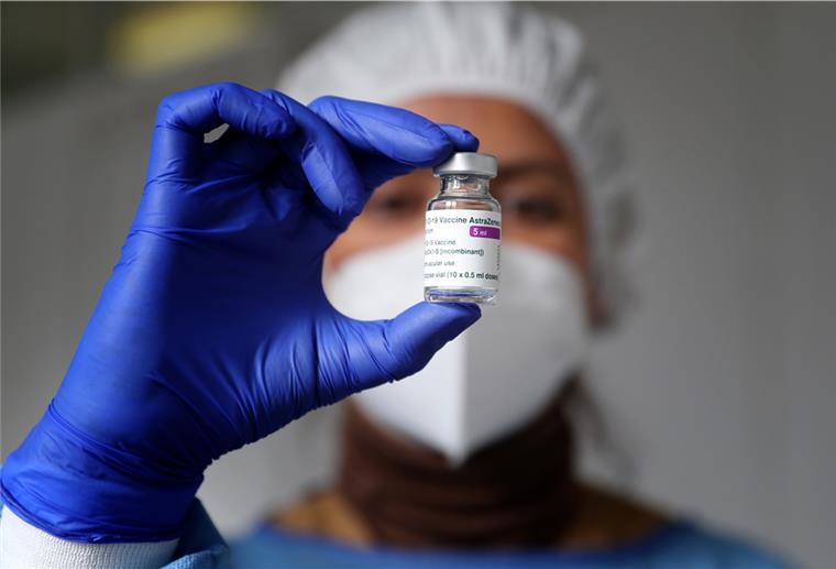 Zehntausende Astrazeneca-Impfdosen bisher ungenutzt Eine Mitarbeiterin des Gesundheitswesen bereitet eine Impfdosis vor mit dem Corona-Imapfstoff AstraZeneca