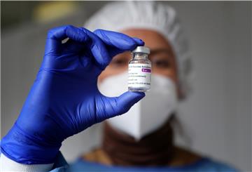 Eine Mitarbeiterin des Gesundheitswesen bereitet eine Impfdosis vor mit dem Corona-Imapfstoff AstraZeneca