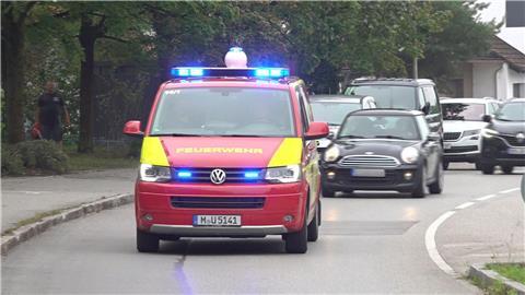 Eine individuell einsetzbare mobile Sirene mit Magnethalterung ist auf dem Dach eines Feuerwehrfahrzeuges installiert.