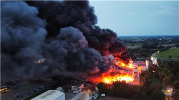 Eine Industriehalle steht in Thedinghausen im Kreis Verden lichterloh in Flammen.