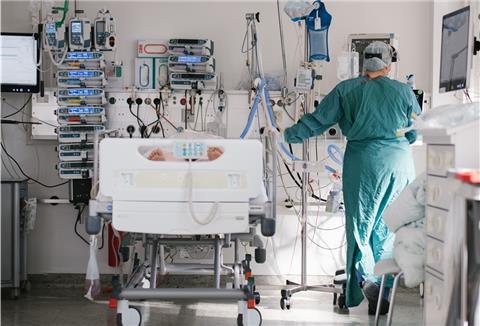 Eine Intensivpflegerin versorgt auf der Intensivstation einen an Covid-19 erkrankten Patienten. Die Corona-Infektionszahlen steigen - und auch auf den Intensivstationen müssen wieder mehr Patienten behandelt werden.