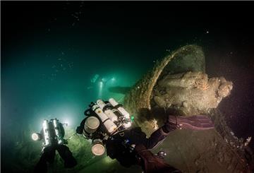 Taucher schwimmen über Wrackteilen. Eine internationale Gruppe von Tauchern hat nach eigenen Angaben rund 70 Seemeilen vor der britischen Küste das Wrack des im Ersten Weltkrieg versenkten Kreuzers HMS Nottingham entdeckt.