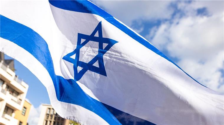 Radek Wegrzyn: Müssen Zeichen gegen Antisemitismus setzen Eine israelische Flagge weht während der Kundgebung „Aufstehen gegen Israelhass und Antisemitismus“ in Köln.