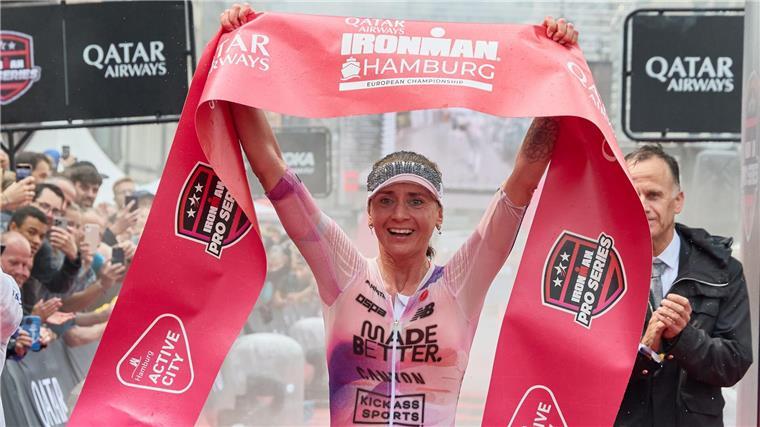 Showdown für Philipp in Kona: „Wäre krasse Krönung“ Eine jubelnde Laura Philipp - die Bilder wiederholen sich.