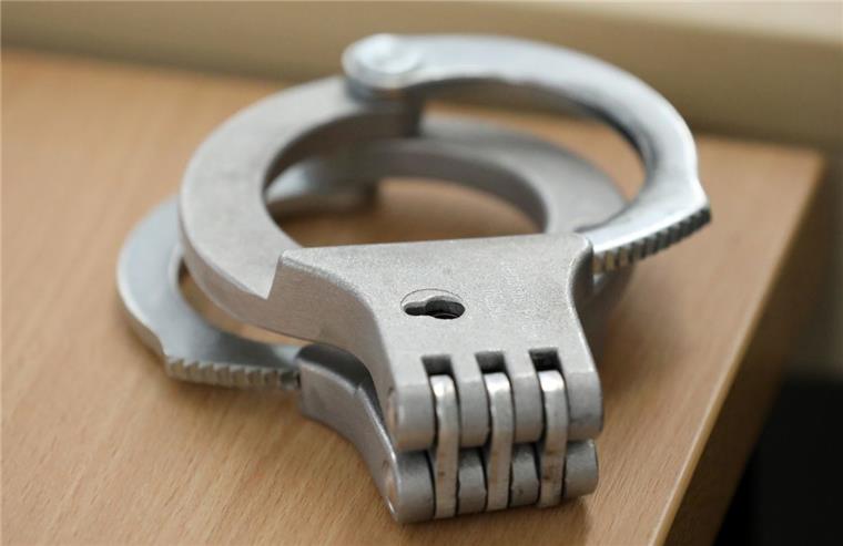 Cuxhaven: Alkoholisierte Jugendliche (15) in Handschellen abgeführt Eine Jugendliche ist in Cuxhaven ausgerastet. Die Polizei musste dem Mädchen sogar Handschellen anlegen.