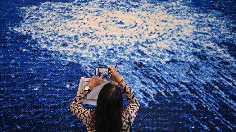 Eine junge Frau besucht die Vorausstellung „know thyself“ des Künstlers Ai Weiwei im Rahmen der Berlin Art Week.