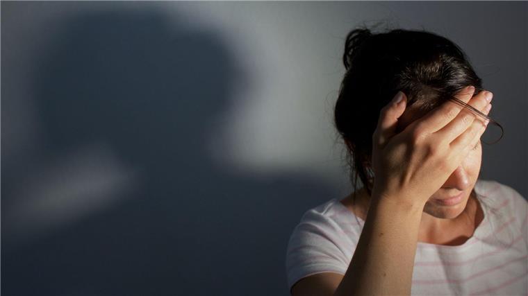 Kopfschmerzen und Migräne: Frauen leiden häufiger als Männer Eine junge Frau fasst sich an den Kopf.