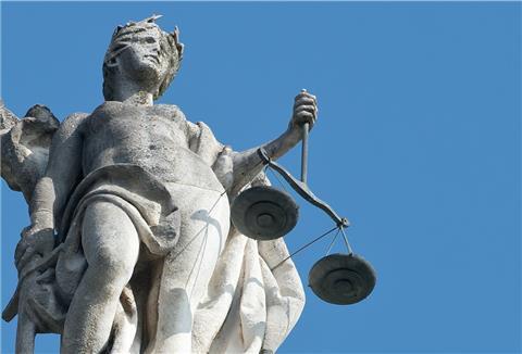 Eine Justitia-Statue hält eine Waage. Freunde und Angehörige des in Zeven getöteten Amadou Diabate hoffen auf Gerechtigkeit. 