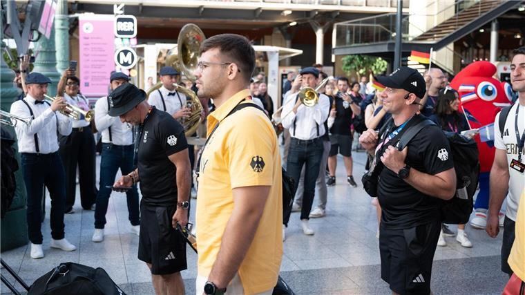 Eine Kapelle verabschiedet das deutsche Olympia-Team mit Musik.