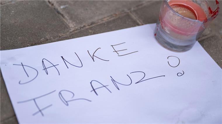 Eine Kerze und ein Zettel im Gedenken an den verstorbenen Franz Beckenbauer liegen vor seinem Geburtshaus.