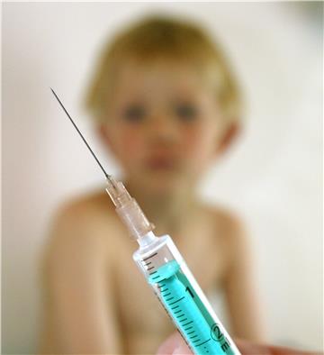 Eine Kinderärztin hält in ihrer Praxis eine Spritze mit einem Impfstoff.