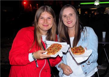 Eine kleine Pizza zwischendurch schmeckt immer!
