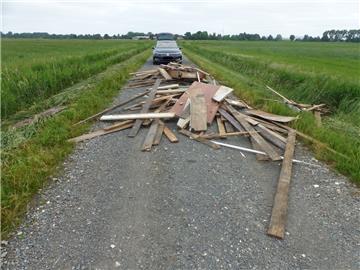 Eine komplette Holztreppe, zwei Holzzimmertüren, eine Schuppen- oder Stalltür und diverse andere Holzteile lagen in der Gemeinde Loxstedt in der Feldmark.
