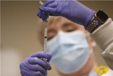 Eine Krankenschwester in den USA bereitet die erste lokal verfügbare Dosis des Coronavirus-Impfstoffs von Pfizer-Biontech vor. Im Land Bremen sollen die Impfungen am 27. Dezember beginnen.