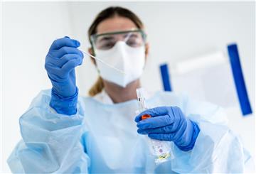 Eine Krankenschwester steckt in einem Krankenhaus eine Probe mit einem Nasenabstrich eines Patienten, der auf das neuartige Coronavirus getestet wird, in einen Behälter. Die Zahl der Corona-Fälle im Landkreis verharrt auf relativ niedrigem Niveau.
