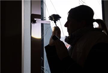 Eine Kriminaloberkommissarin sichert nach einem Einbruch Spuren an einer eingeschlagenen Fensterscheibe.