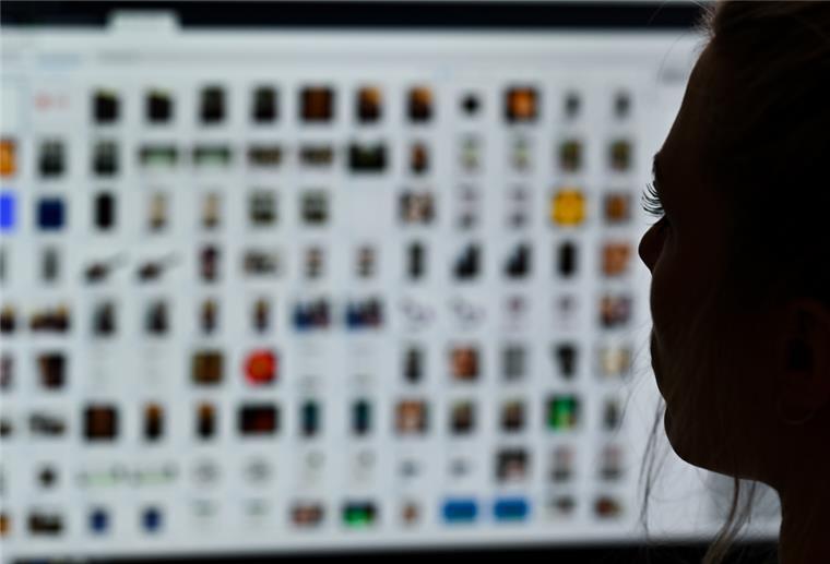 Eine Kriminaloberkommissarin sitzt vor einem Auswertungscomputer bei Ermittlungen gegen Kinderpornografie und sexuellem Missbrauch.