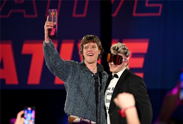 Eine Krone für zwei Künstler: Zartmann und Ski Aggu freuen sich über Auszeichnung als „Bester Alternative Song“