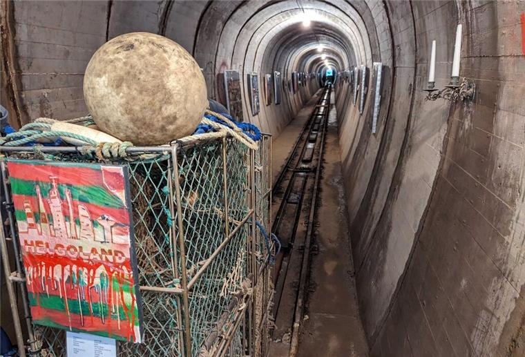 Eine Kunstausstellung in einem feuchten Versorgungstunnel? Eine verrückte Idee, die funktioniert.