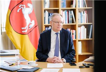 „Eine kurze aber konsequente Phase des Stillstands kann dazu führen, die Dynamik der Infektionswelle zu brechen und zu dämpfen“, sagt Niedersachsens Ministerpräsident Stephan Weil.
