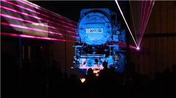 Eine Lasershow und ein Höhenfeuerwerk waren die Höhepunkte des Festwochenendes zum Jubiläum „125 Jahre Harzquer- und Brockenbahn“ in Wernigerode. Mehrere Tausend Besucher haben mitgefeiert.